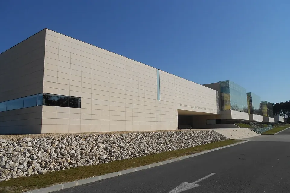 Bâtiment moderne et bas, à façade claire, de l'Institut des sciences de la vigne et du vin, sous un ciel bleu